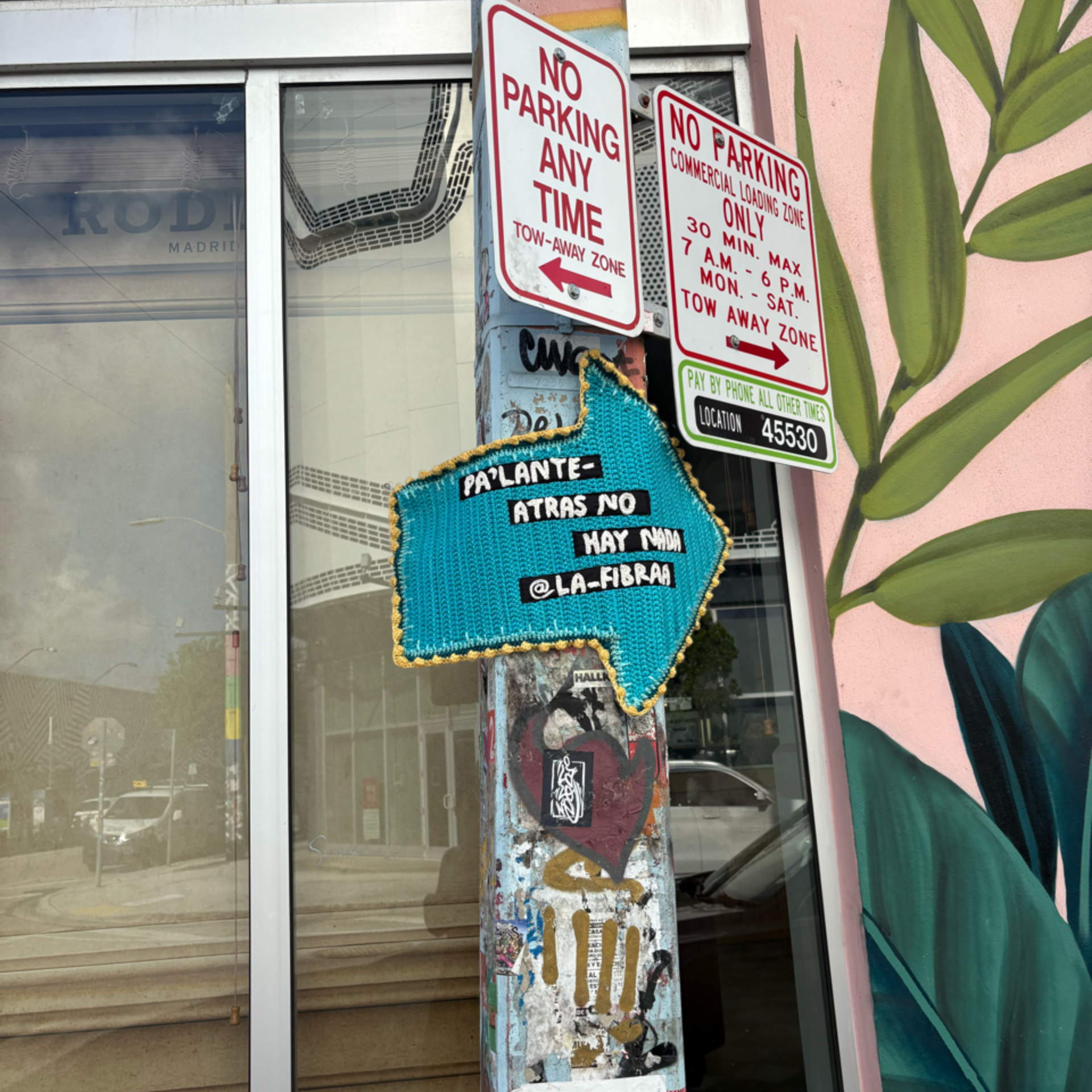 Palante Atra No Hay Nada street art installation